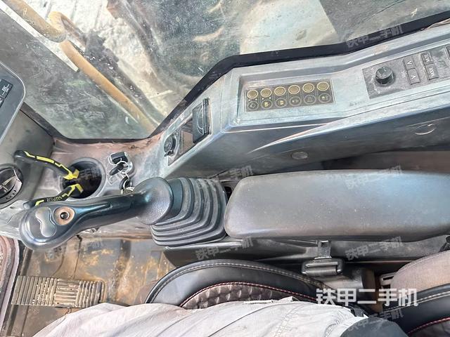 座椅右侧控制台/钥匙门/油门/含右手柄（驾驶室部分）