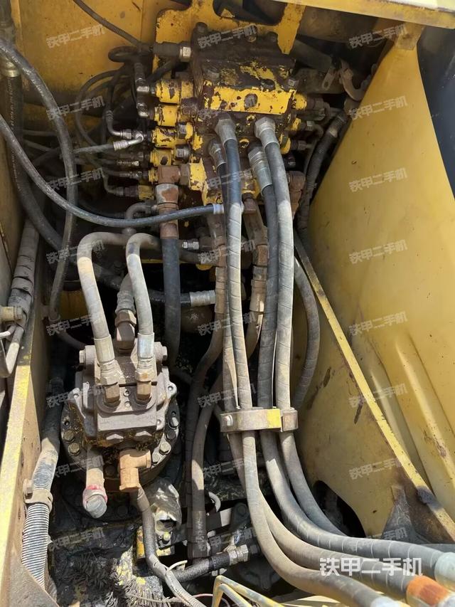 回转马达和主控阀（整机外观）