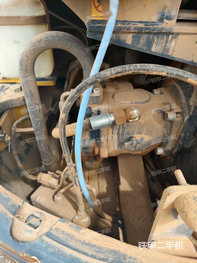 液压泵舱室正面整体（整机外观）