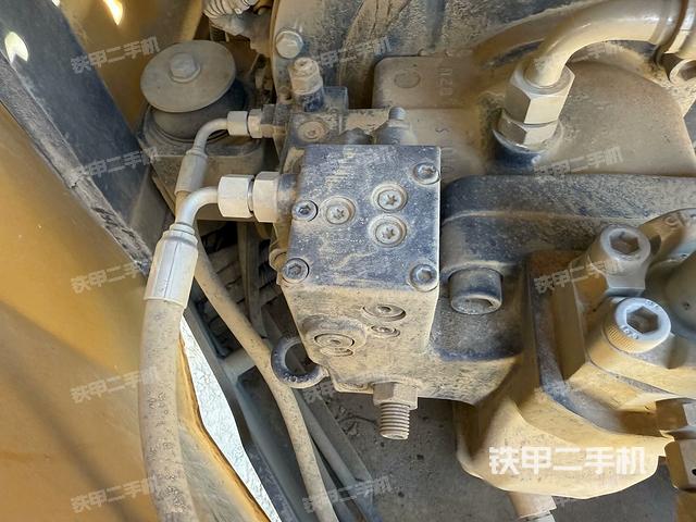 液压泵舱室正面整体（整机外观）