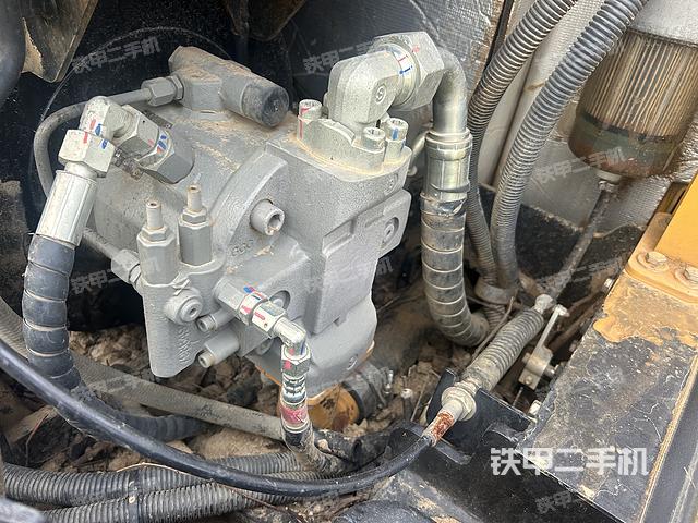 液壓泵艙室正面整體（整機外觀）