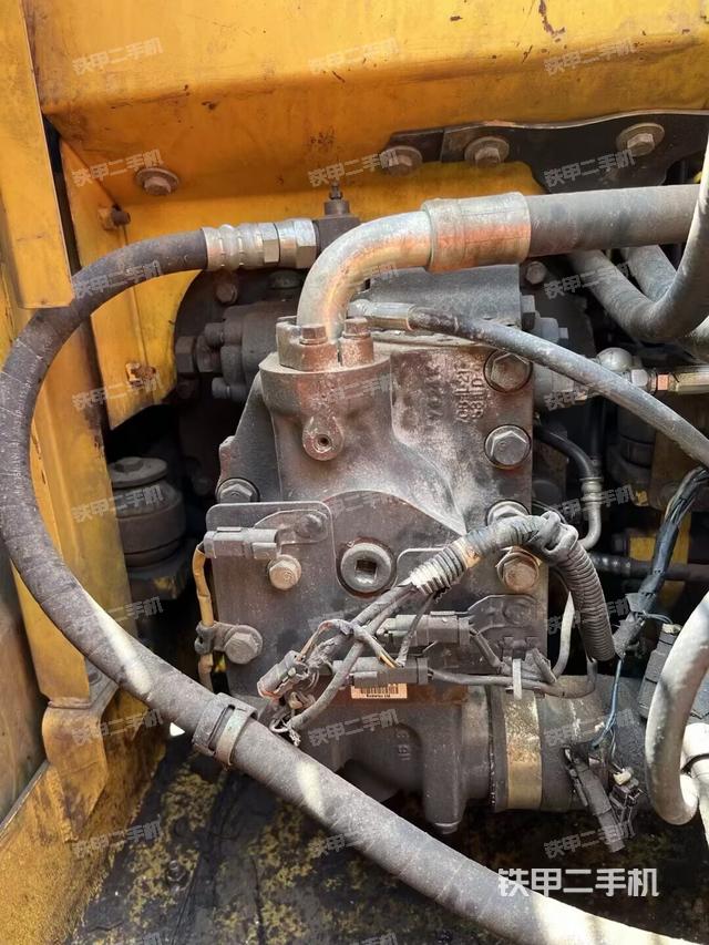 液压泵舱室正面整体（整机外观）