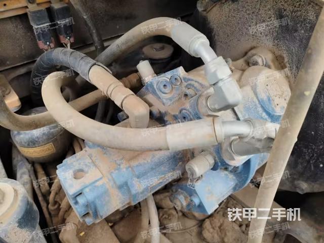 液压泵舱室正面整体（整机外观）