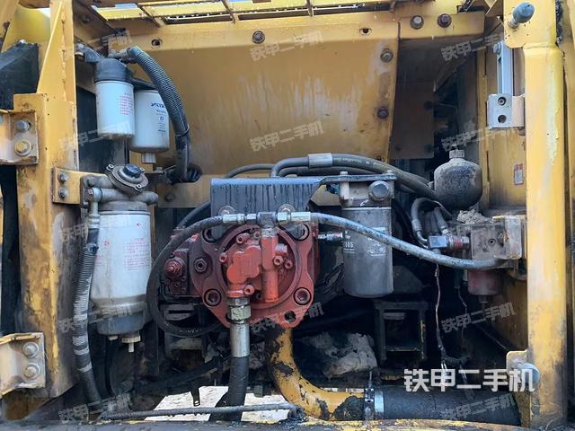 液压泵舱室正面整体（整机外观）