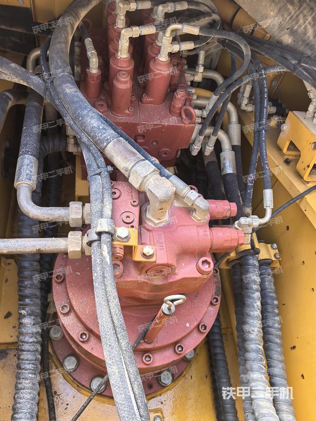 回轉(zhuǎn)馬達(dá)和主控閥（整機(jī)外觀）