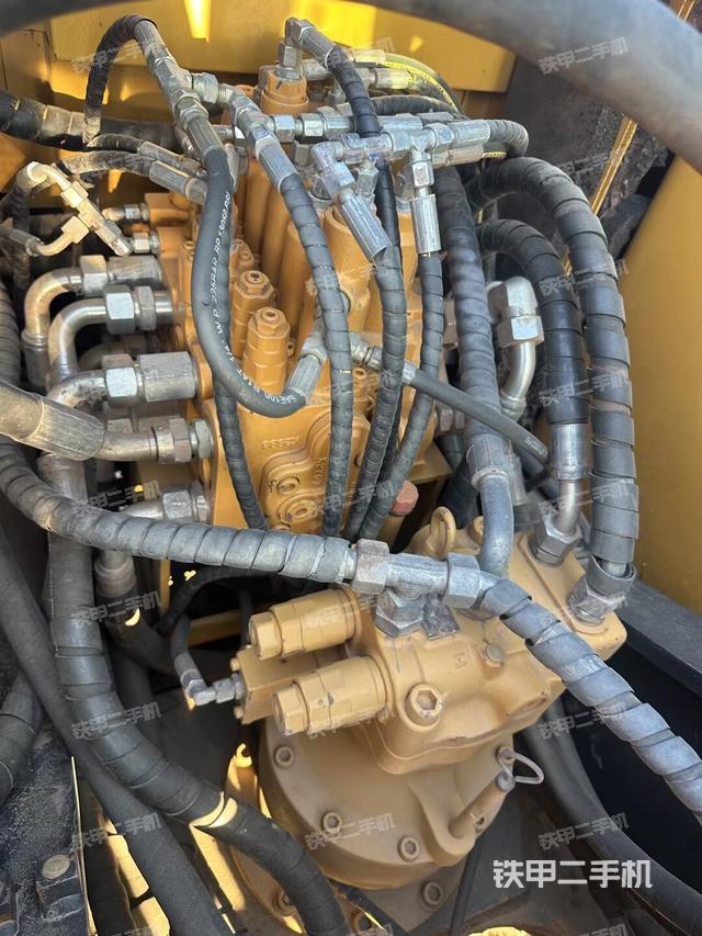 回转马达和主控阀（整机外观）