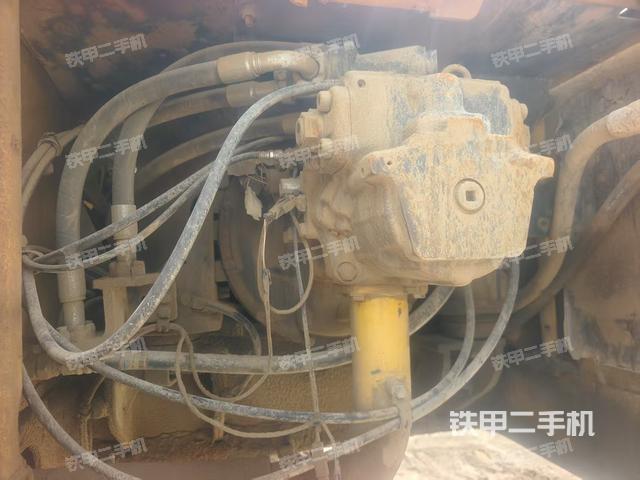 液压泵舱室正面整体（整机外观）