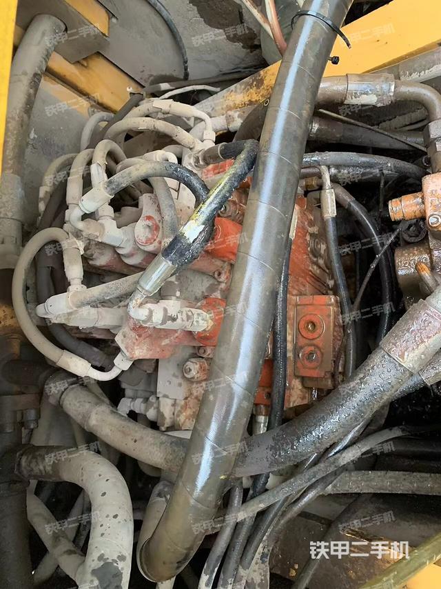 回转马达和主控阀（整机外观）