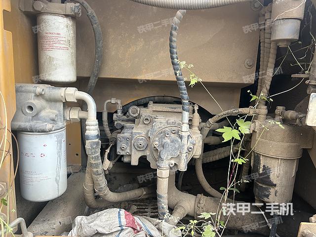 液压泵舱室正面整体（整机外观）