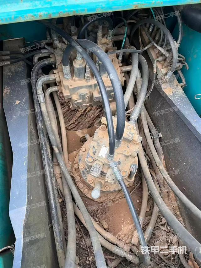 回转马达和主控阀（整机外观）