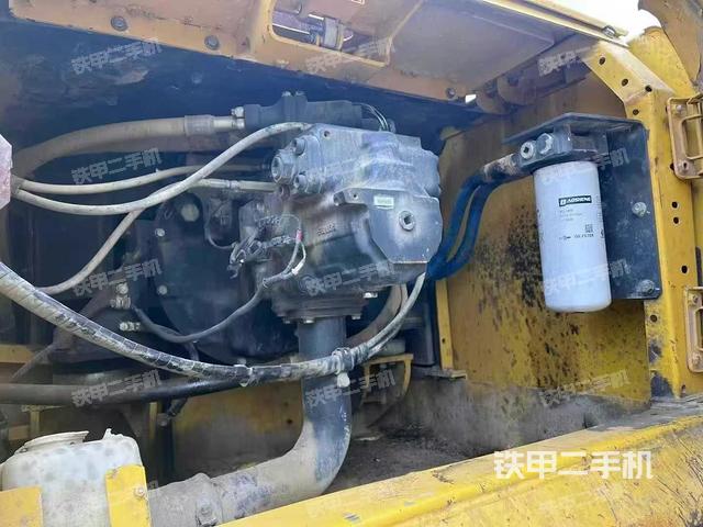 液压泵舱室正面整体（整机外观）