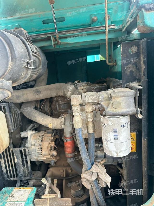 液压泵舱室正面整体（整机外观）