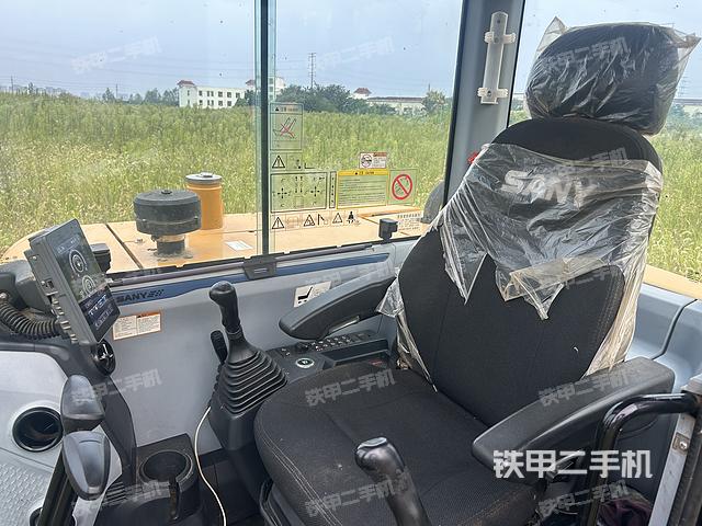 駕駛室整體（整機外觀）