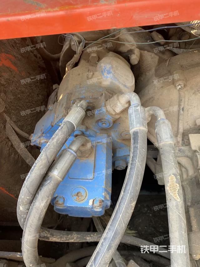 液压泵舱室正面整体（整机外观）