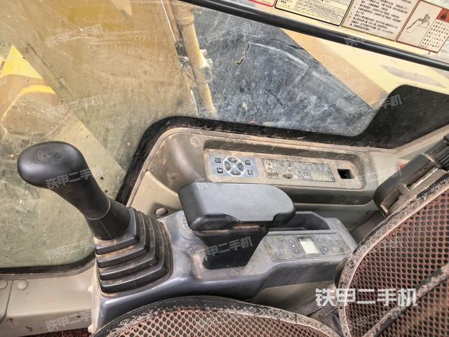 行走控制手柄和踏板 俯拍（驾驶室部分）