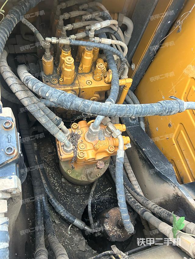 回转马达和主控阀（整机外观）