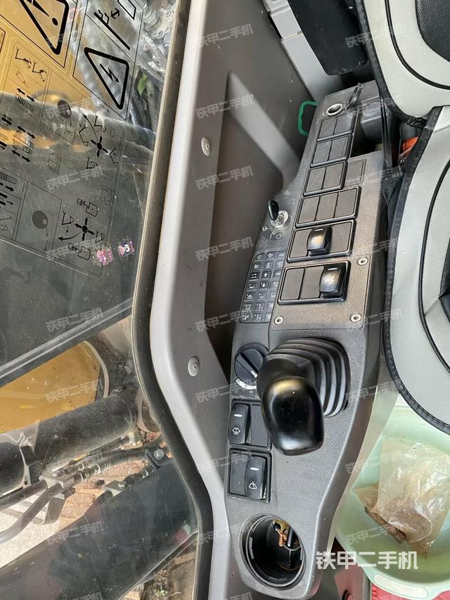 座椅右側(cè)控制臺(tái)/鑰匙門/油門/含右手柄（駕駛室部分）