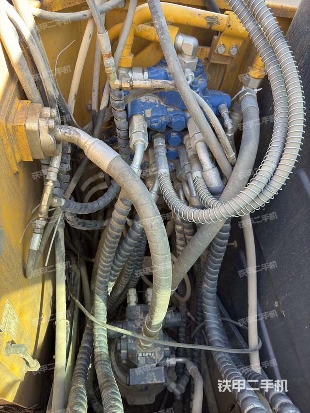 回转马达和主控阀（整机外观）