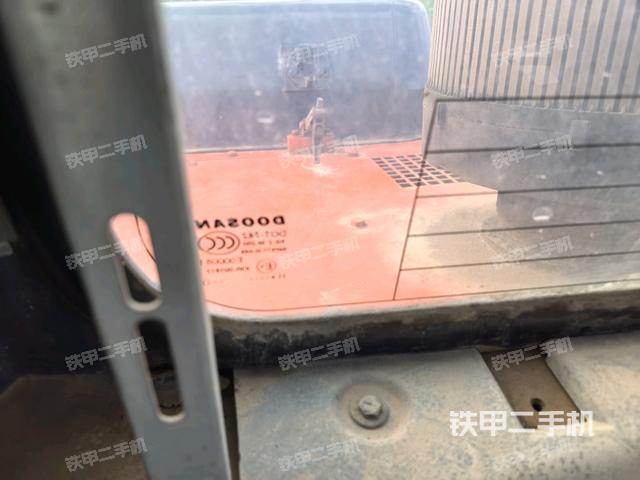 行走控制手柄和踏板?俯拍（駕駛室部分）