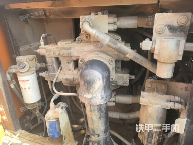 液壓泵艙室正面整體（整機(jī)外觀(guān)）
