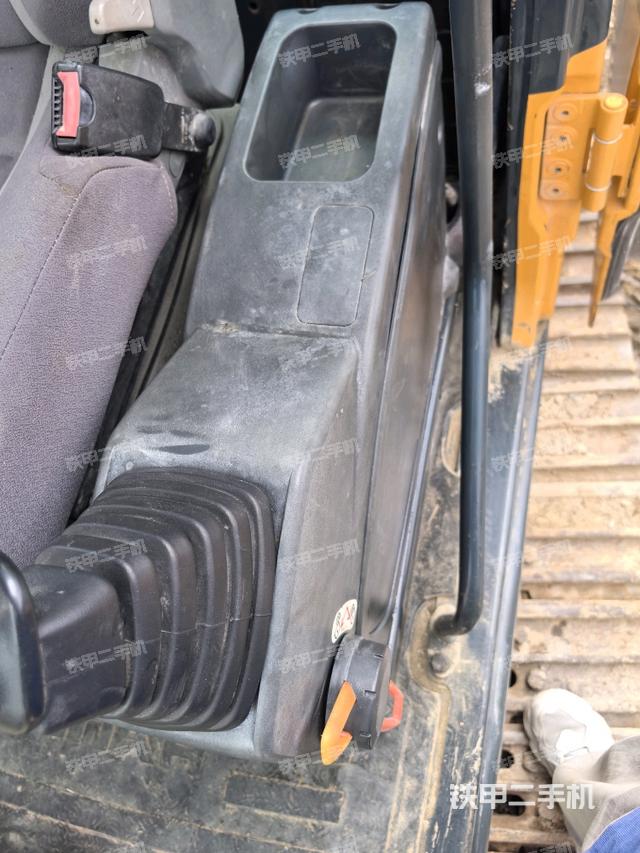 座椅左侧控制台/音响/含左手柄（驾驶室部分）