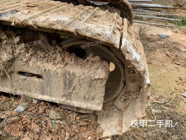 左驅(qū)動輪（行走機構(gòu)）