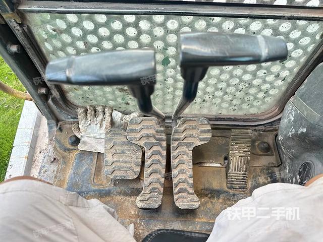 行走控制手柄和踏板 俯拍（驾驶室部分）