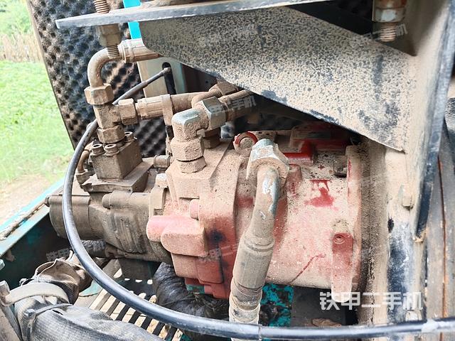 液压泵舱室正面整体（整机外观）