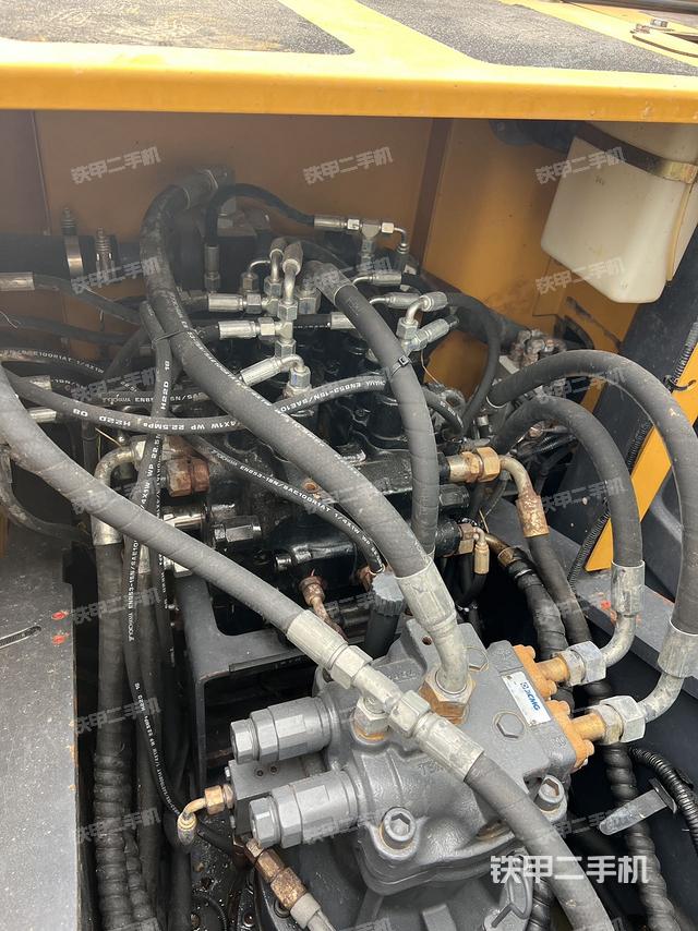 回转马达和主控阀（整机外观）