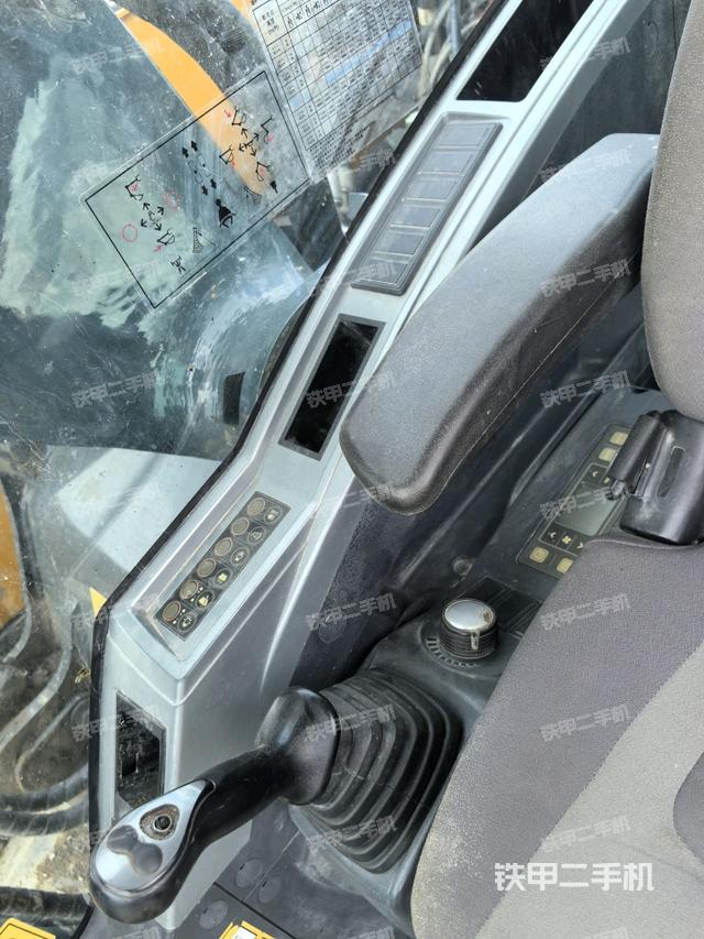 座椅右侧控制台/钥匙门/油门/含右手柄（驾驶室部分）