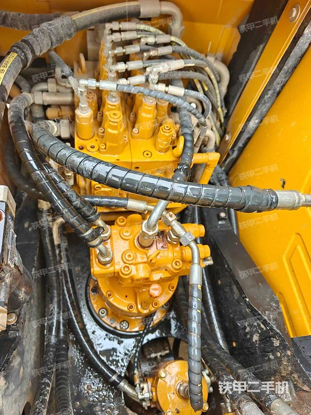 回转马达和主控阀（整机外观）