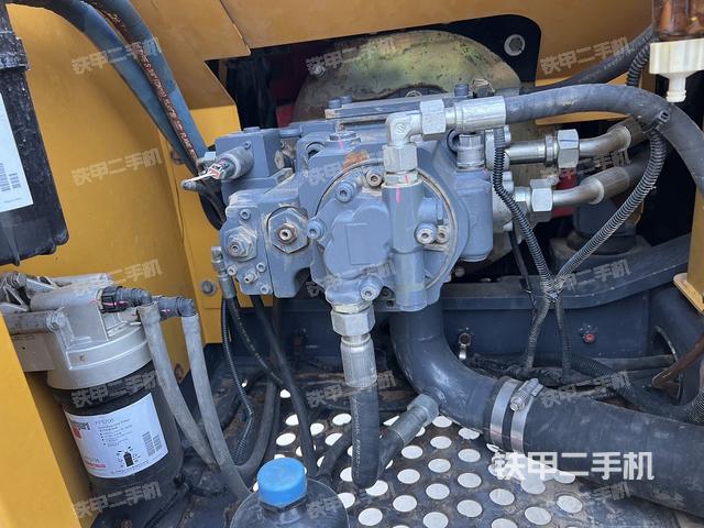 液压泵舱室正面整体（整机外观）