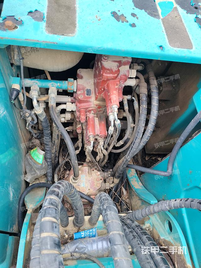 回转马达和主控阀（整机外观）