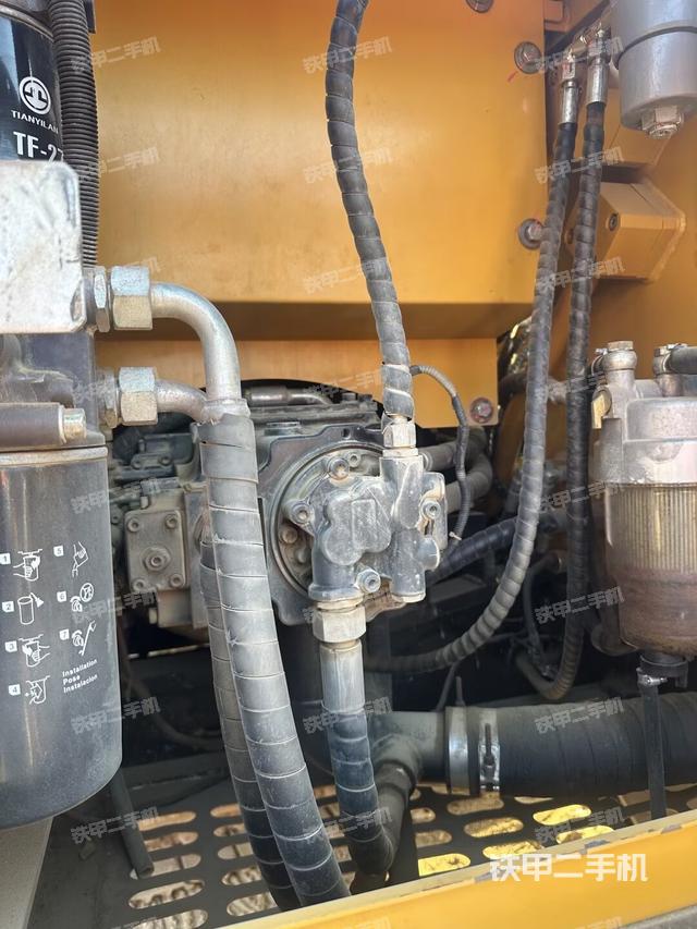 液压泵舱室正面整体（整机外观）