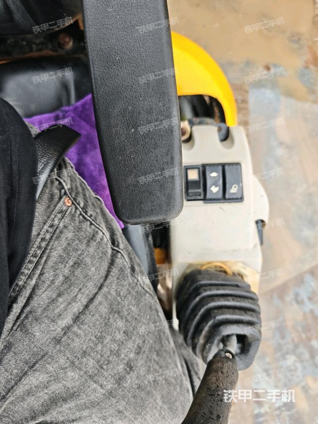 座椅左側(cè)控制臺/音響/含左手柄（駕駛室部分）