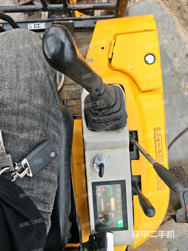 行走控制手柄和踏板?俯拍（駕駛室部分）