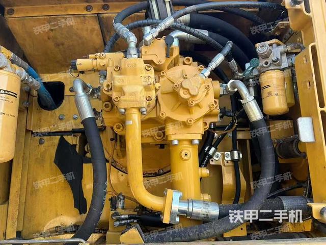 液压泵舱室正面整体（整机外观）