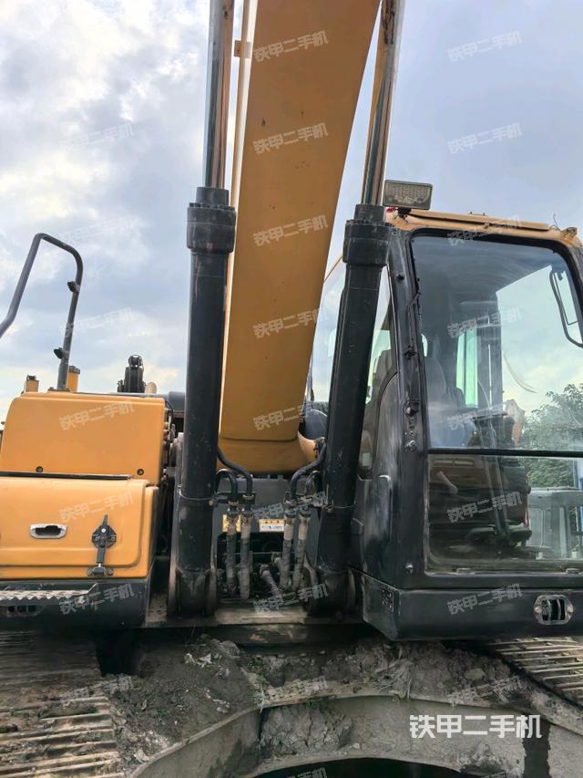 大臂油缸整体 竖拍（工作和回转装置）