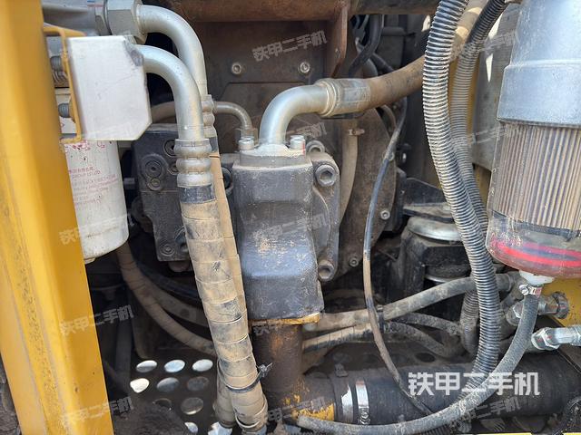 液压泵舱室正面整体（整机外观）