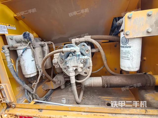 液压泵舱室正面整体（整机外观）