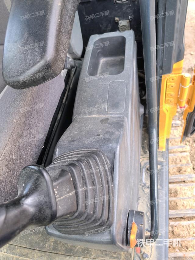 座椅左侧控制台/音响/含左手柄（驾驶室部分）