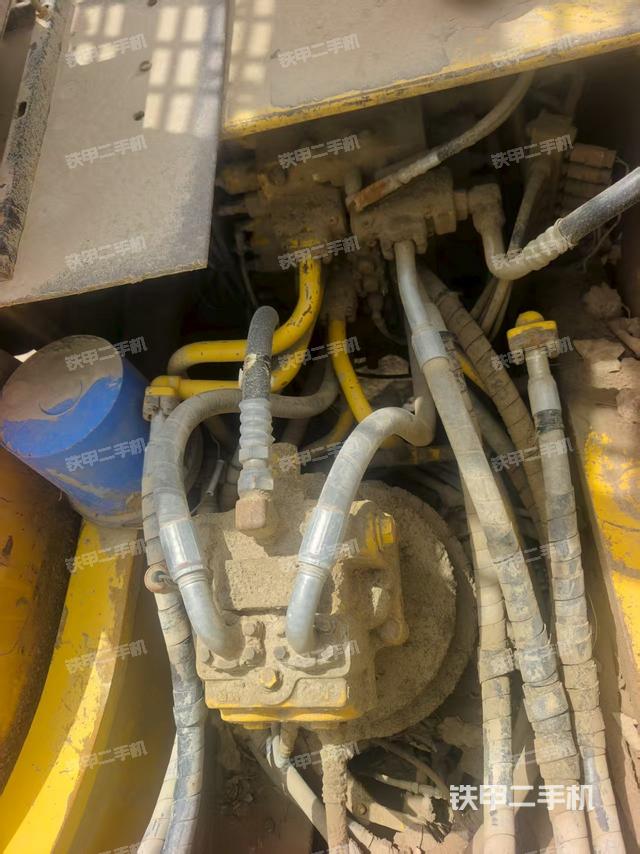 回转马达和主控阀（整机外观）