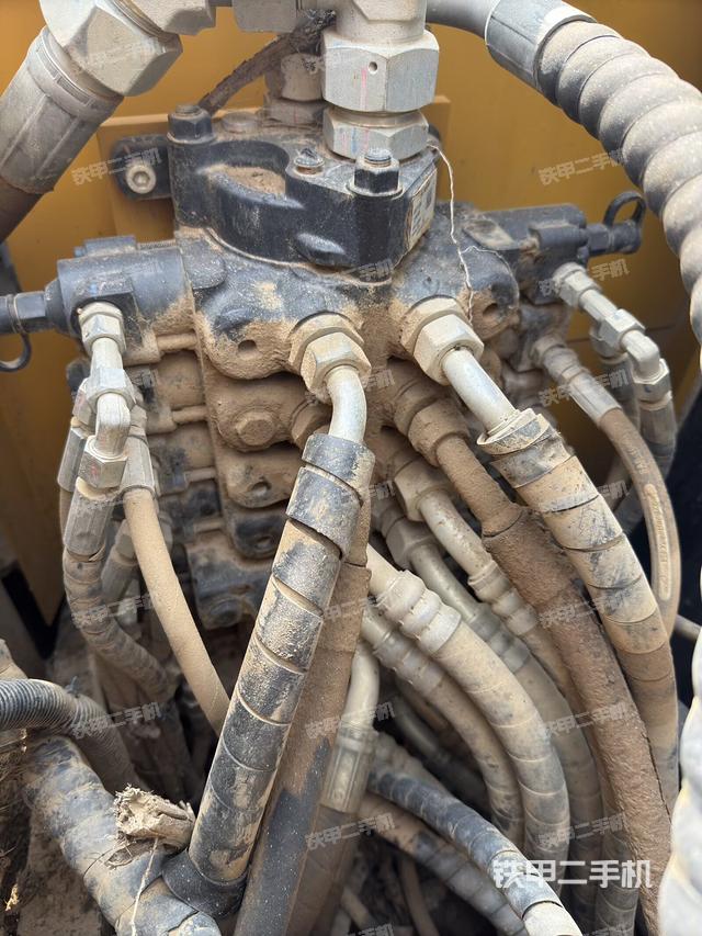 回转马达和主控阀（整机外观）