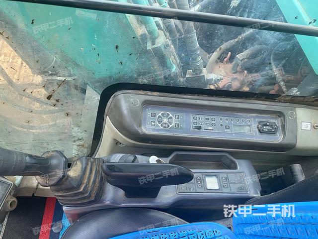 行走控制手柄和踏板?俯拍（駕駛室部分）