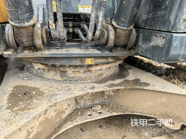 大臂油缸整体 竖拍（工作和回转装置）