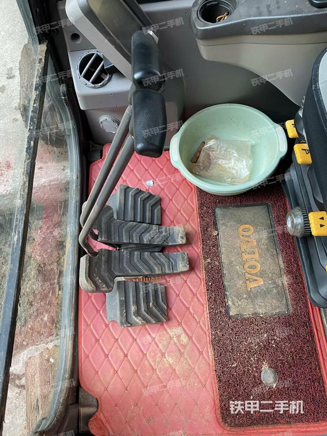 行走控制手柄和踏板?俯拍（駕駛室部分）