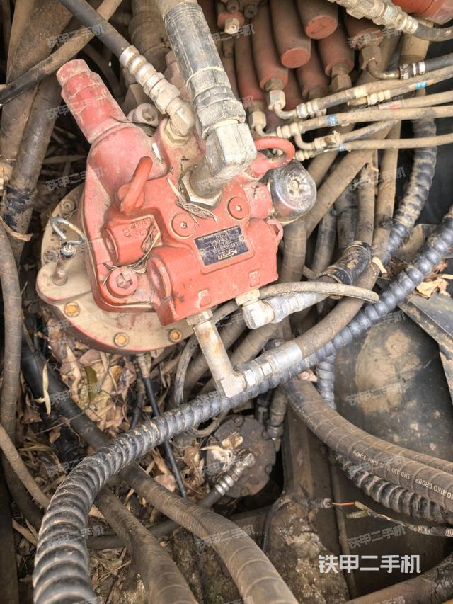 中央回转接头特写（上车部件）