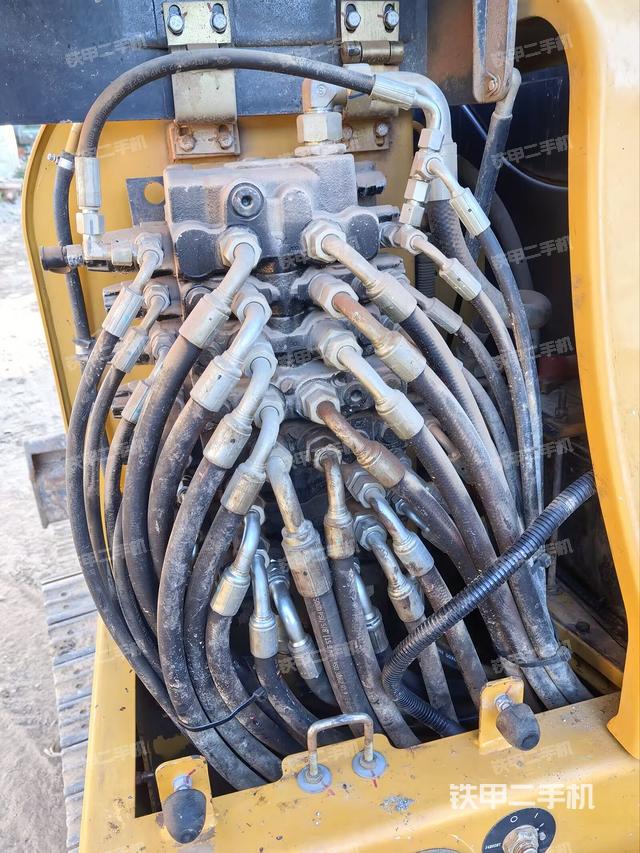 回转马达和主控阀（整机外观）