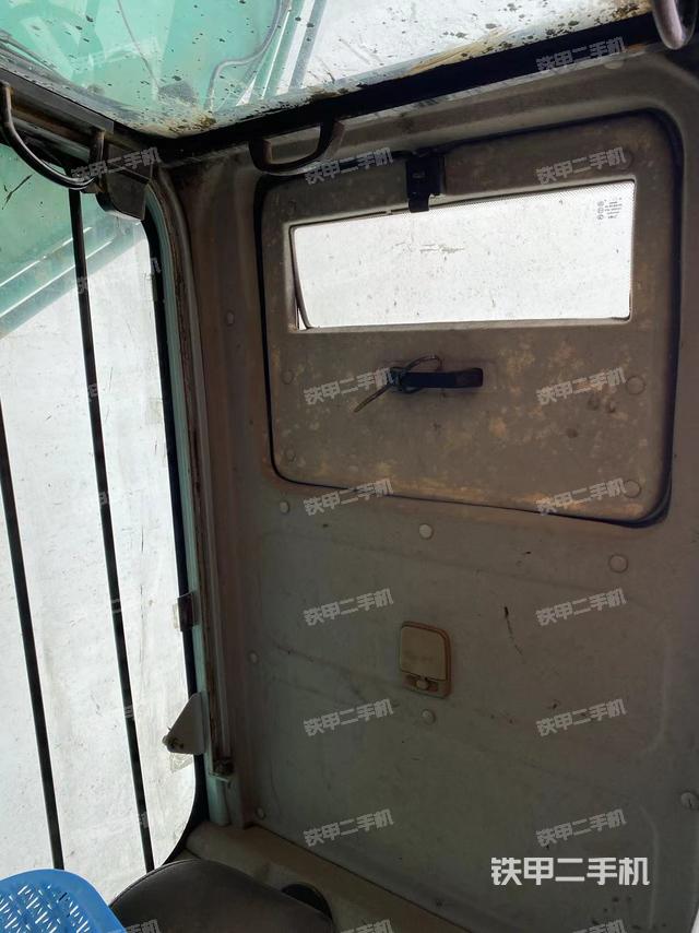 左后方玻璃角標(biāo)（駕駛室部分）