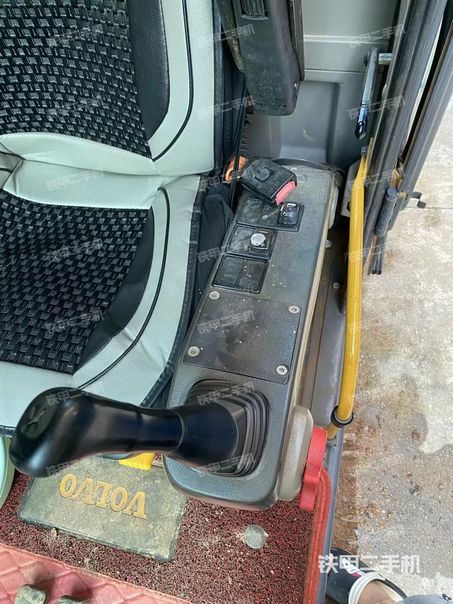 座椅左側(cè)控制臺(tái)/音響/含左手柄（駕駛室部分）